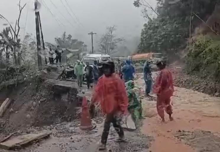 Hujan Turun, Jalan Jembatan Merah-Muarasoma di Mandailing Natal Tergeser Air dan Amblas; Sopir Minta Perbaikan Segera
