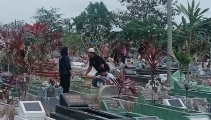 Menyambut Ramadan, TPU Desa Tembung Dipadati Peziarah