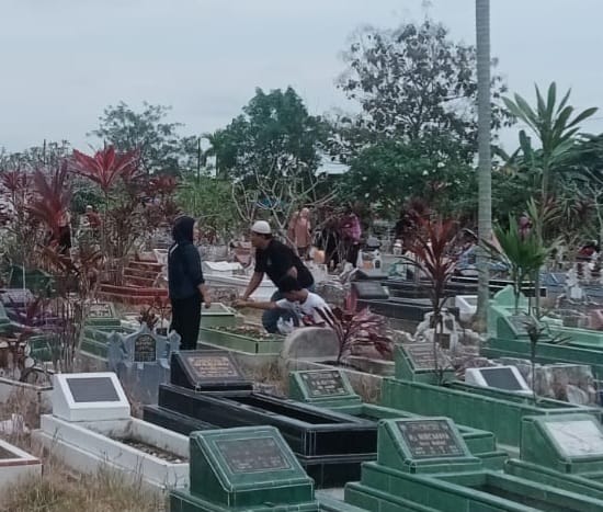 Menyambut Ramadan, TPU Desa Tembung Dipadati Peziarah