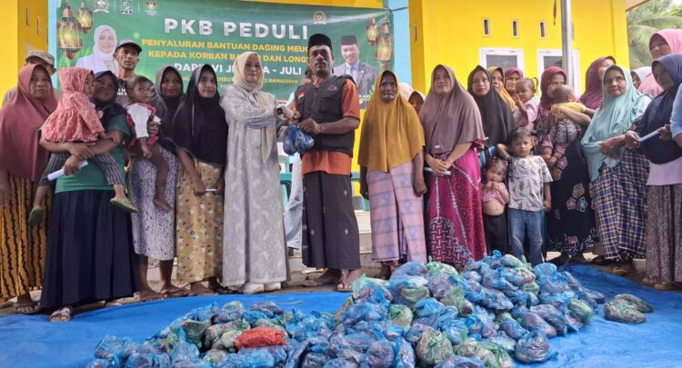 PKB Peduli, Anggota Dewan Bireuen Adnen Nurdin Dan HRD Bantu 1 Ton Daging Sapi Meugang Kepada Korban Banjir Bandang