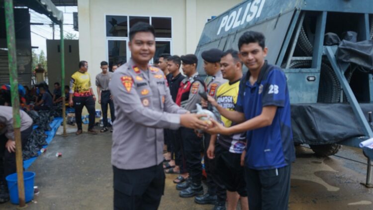 Mahasiswa STIK Bagikan Daging Meugang ke Personel Polres Langsa Sambut Ramadhan