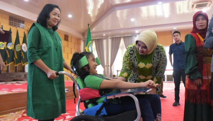 Deliserdang Terima Bantuan 20 Kursi Roda Adaptif Khusus Anak
