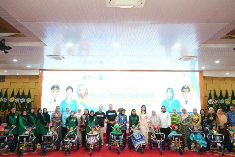 Wujud Kepedulian, 9 Anak Disabilitas di Binjai Terima Kursi Roda Khusus