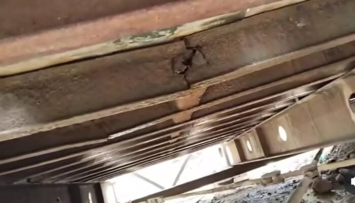 Jembatan Tenge Besi Rusak Diterjang Truk Berat, Mobil Dialihkan ke Jalur Lama