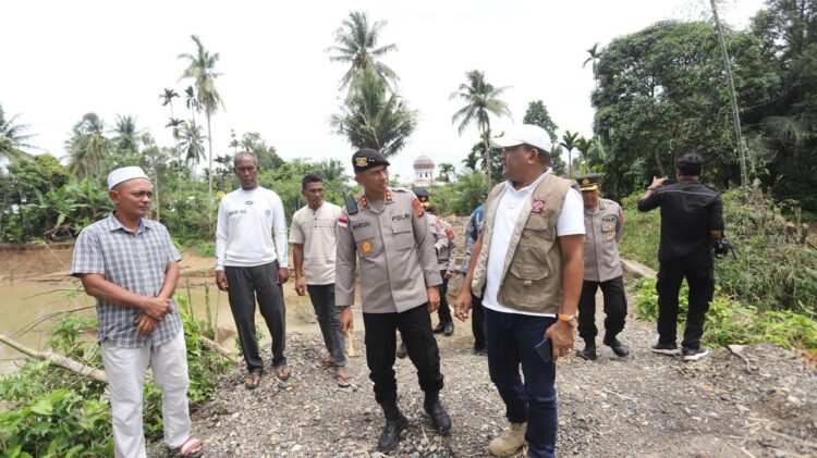 Kunjungi Lokasi Jembatan Bailey Jeunib, Kapolda Marzuki Tekankan Pentingnya Sinergi