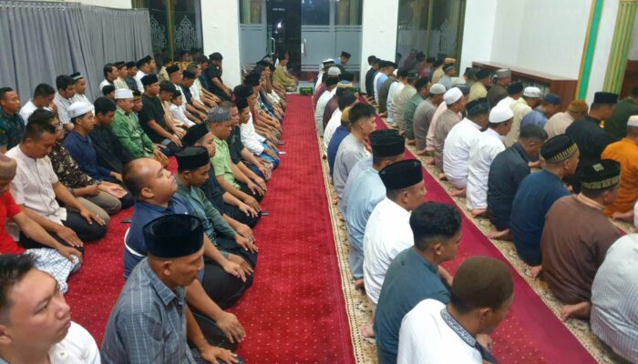 Momen Tarawih Pertama Ramadhan 2026 TNI dan Masyarakat Padati Masjid Al-Fitrah