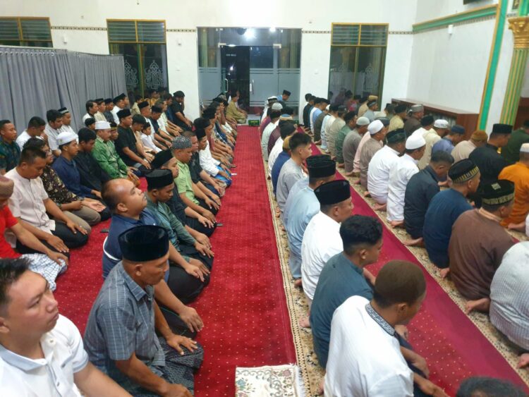 Momen Tarawih Pertama Ramadhan 2026 TNI dan Masyarakat Padati Masjid Al-Fitrah