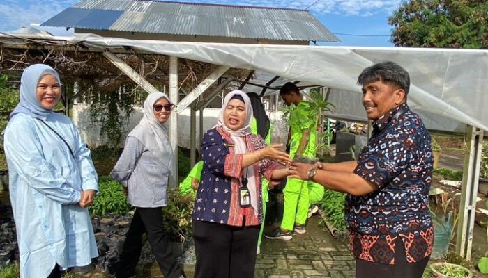 Polbangtan Kementan Bagikan Bibit Cabai, Ajak Warga Maksimalkan Lahan Untuk Kemandirian Pangan