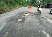 Jalan Nasional di Siabu Berlubang, 4 Pengendara Motor Luka-luka