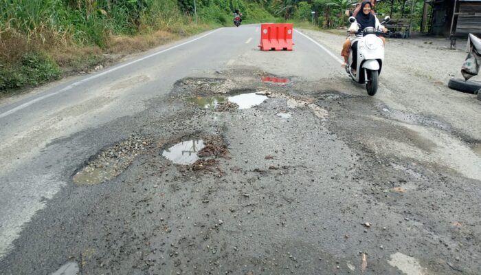 Jalan Nasional di Siabu Berlubang, 4 Pengendara Motor Luka-luka