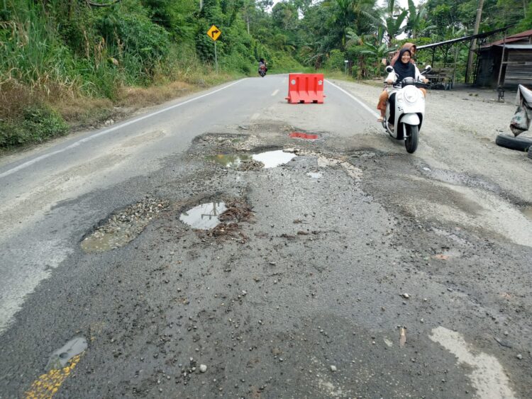 Jalan Nasional di Siabu Berlubang, 4 Pengendara Motor Luka-luka