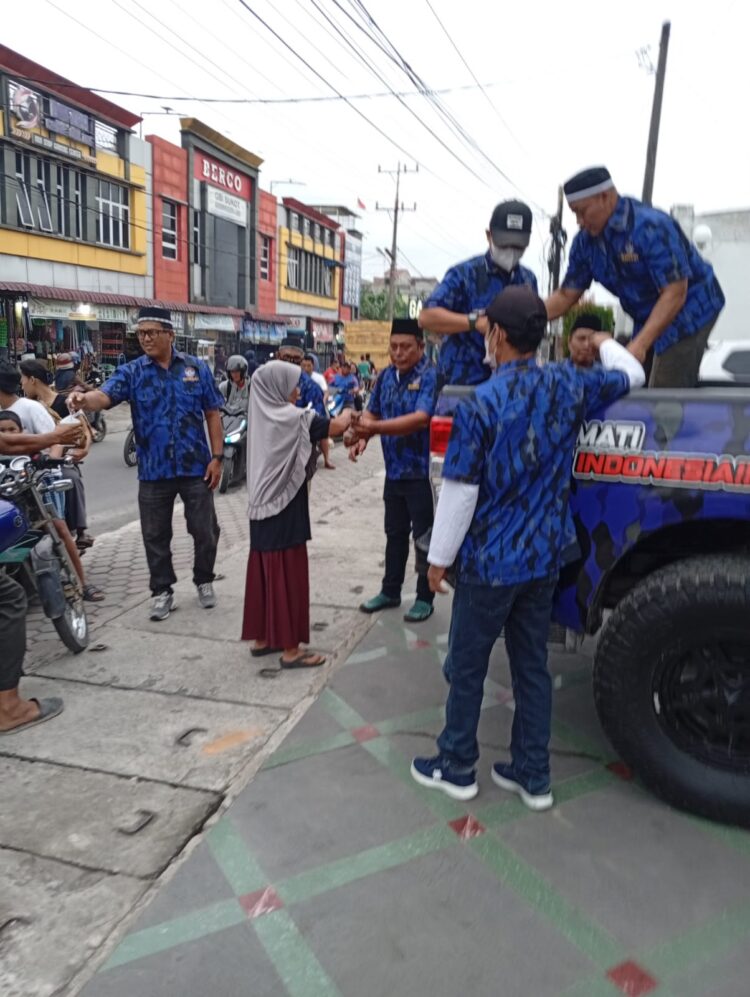 KOMBAT Deliserdang Berbagi Takjil Selama Ramadhan