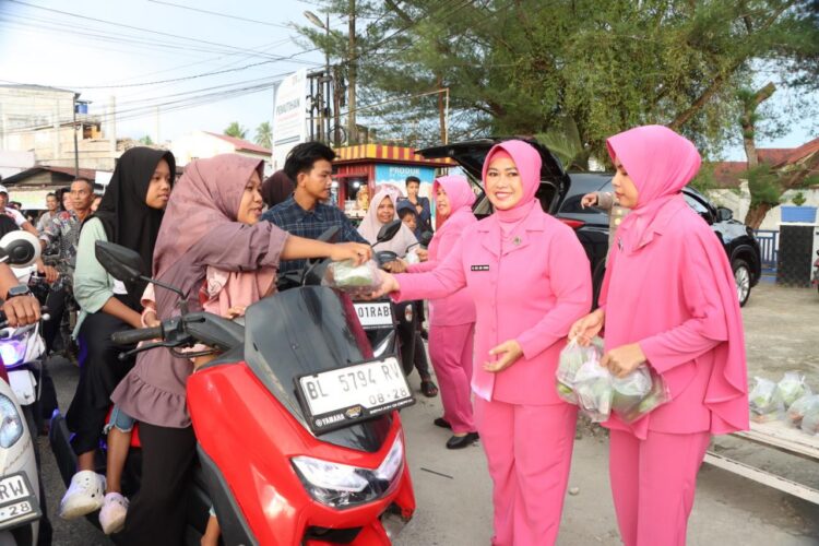 Ketua Bhayangkari Diserbu Pengendara Saat Berbagi Takjil Di Aceh Singkil