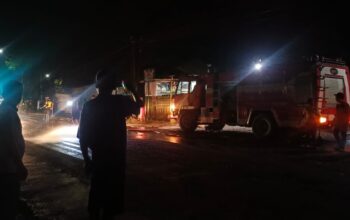 Truk Minyak Limbah Sawit Tumpah di Depan Gudang Mafia CPO Sei Buluh