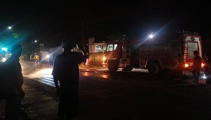 Truk Minyak Limbah Sawit Tumpah di Depan Gudang Mafia CPO Sei Buluh