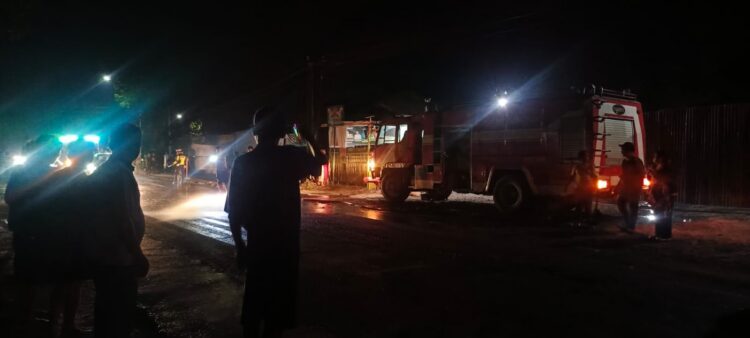 Truk Minyak Limbah Sawit Tumpah di Depan Gudang Mafia CPO Sei Buluh