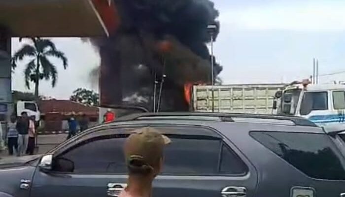 Minibus Pengangkut BBM Terbakar di SPBU Pakam Raya
