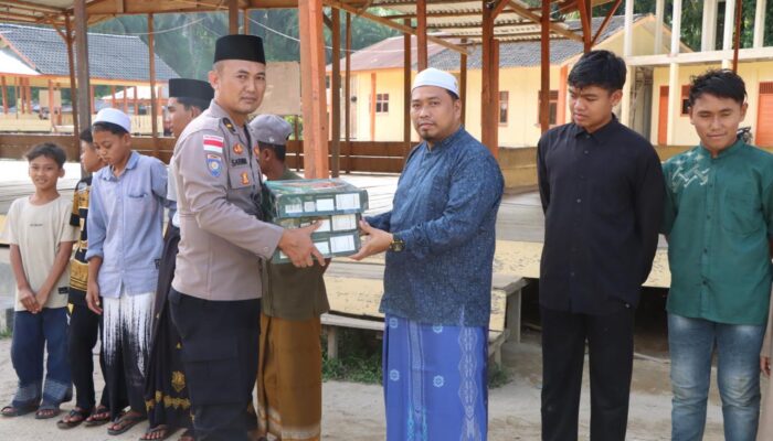 Kapolda Aceh Salurkan Kurma ke Pesantren Washilatun Najah Aceh Singkil