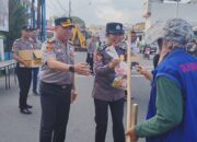 Kapolres Binjai Bagikan Takjil Jelang Buka Puasa di Depan Mapolres