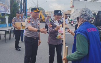 Kapolres Binjai Bagikan Takjil Jelang Buka Puasa di Depan Mapolres
