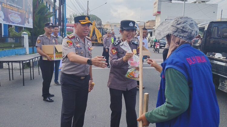 Kapolres Binjai Bagikan Takjil Jelang Buka Puasa di Depan Mapolres