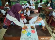 Kreativitas Guru SD Ciptakan Media “Tangan Pintar Ku” Untuk Tingkatkan Literasi Awal Siswa