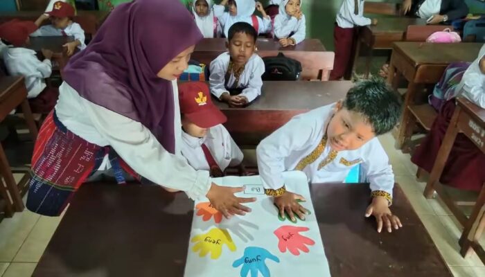 Kreativitas Guru SD Ciptakan Media “Tangan Pintar Ku” Untuk Tingkatkan Literasi Awal Siswa