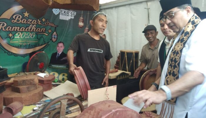 Buka Bazar Ramadhan Di Lhokseumawe, Menteri Ekraf Lirik Mukena Produksi Ibu-ibu Korban Banjir