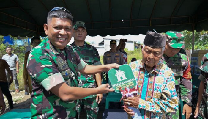 Berkah Ramadan, Danrem 011 Lilawangsa Serahkan Kunci Rumah Layak Huni ke Lansia Pidie