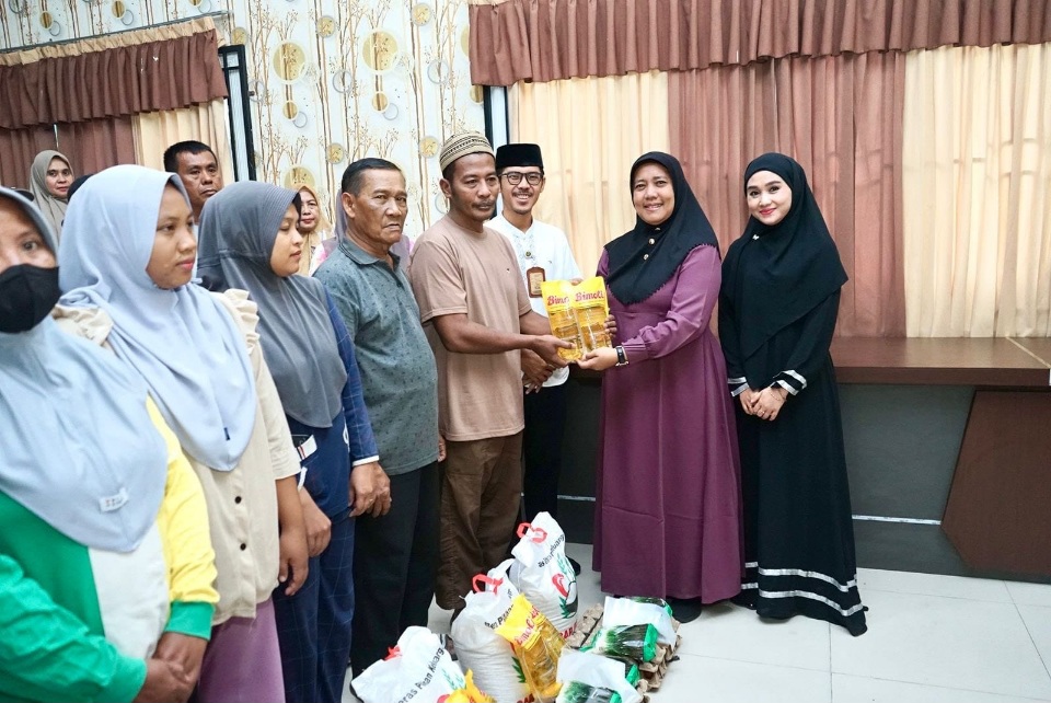 Ketua TP PKK Langkat Ny Endang Syah Afandin Salurkan 50 Paket Sembako Untuk Dhuafa Dan Anak Yatim