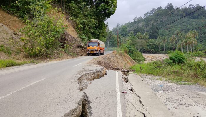 Jalan Sopotinjak-Muarasoma Rusak Parah, Masyarakat Minta Gubsu dan DPRD Turun Tangan