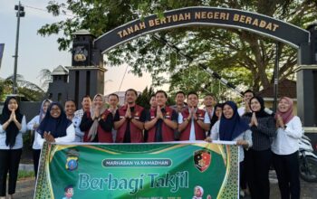 Satreskrim Polres Sergai Bagikan 150 Takjil Ramadhan