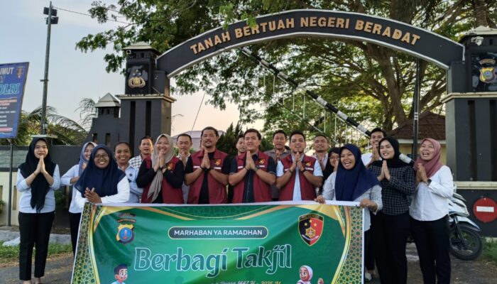 Satreskrim Polres Sergai Bagikan 150 Takjil Ramadhan