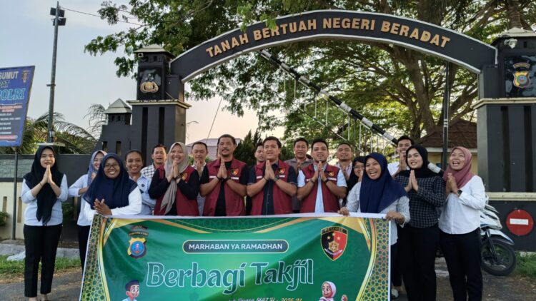 Satreskrim Polres Sergai Bagikan 150 Takjil Ramadhan