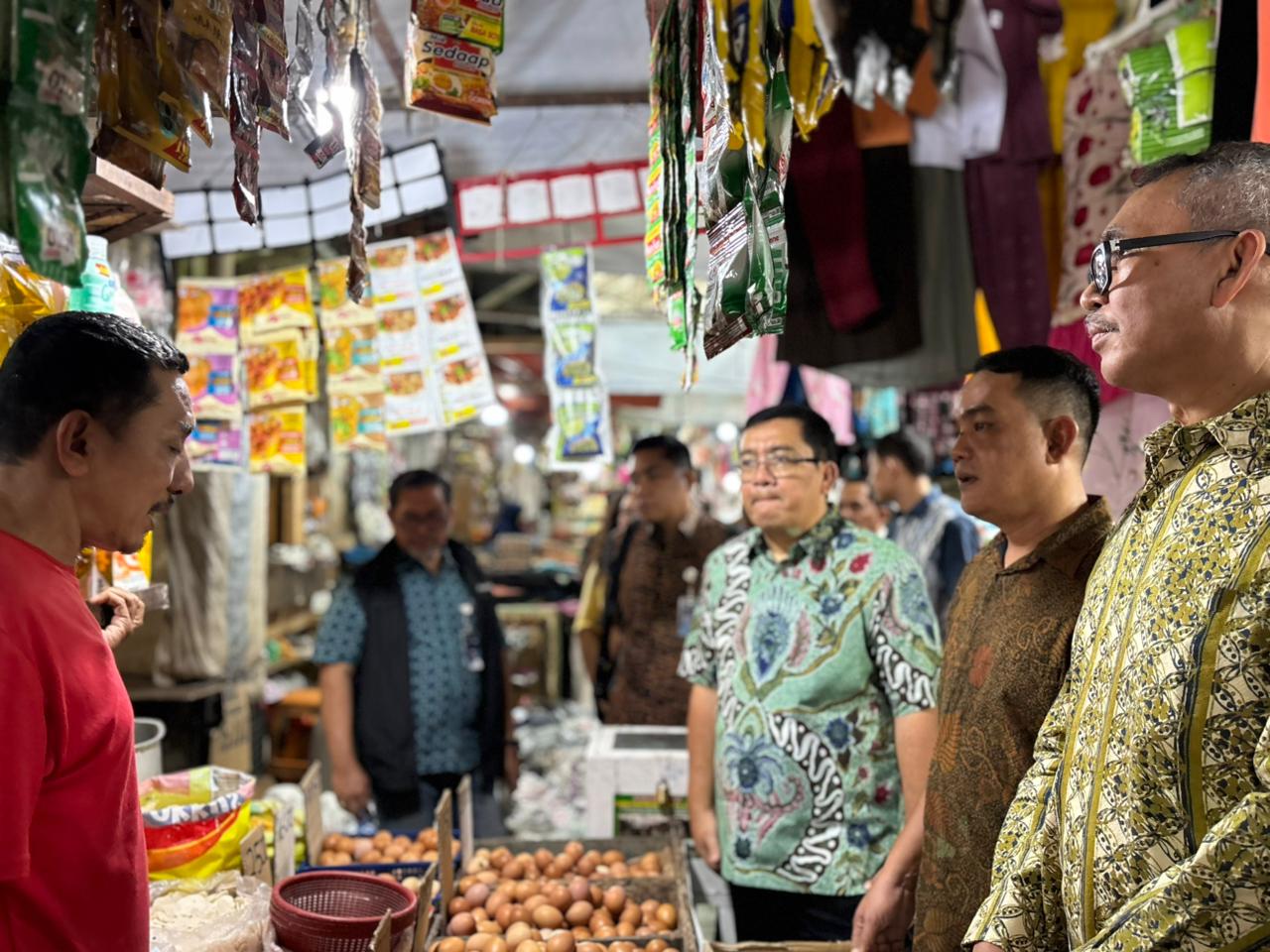 Dewan Pengawas Bulog Sidak Pasar, Pastikan Pasokan Beras SPHP dan Minyak Goreng