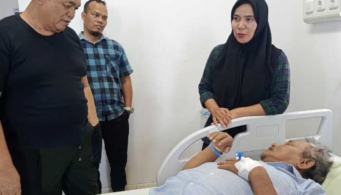 Dahnil Ginting Bantu Warga Sampali Operasi Katarak Di RS Haji Medan