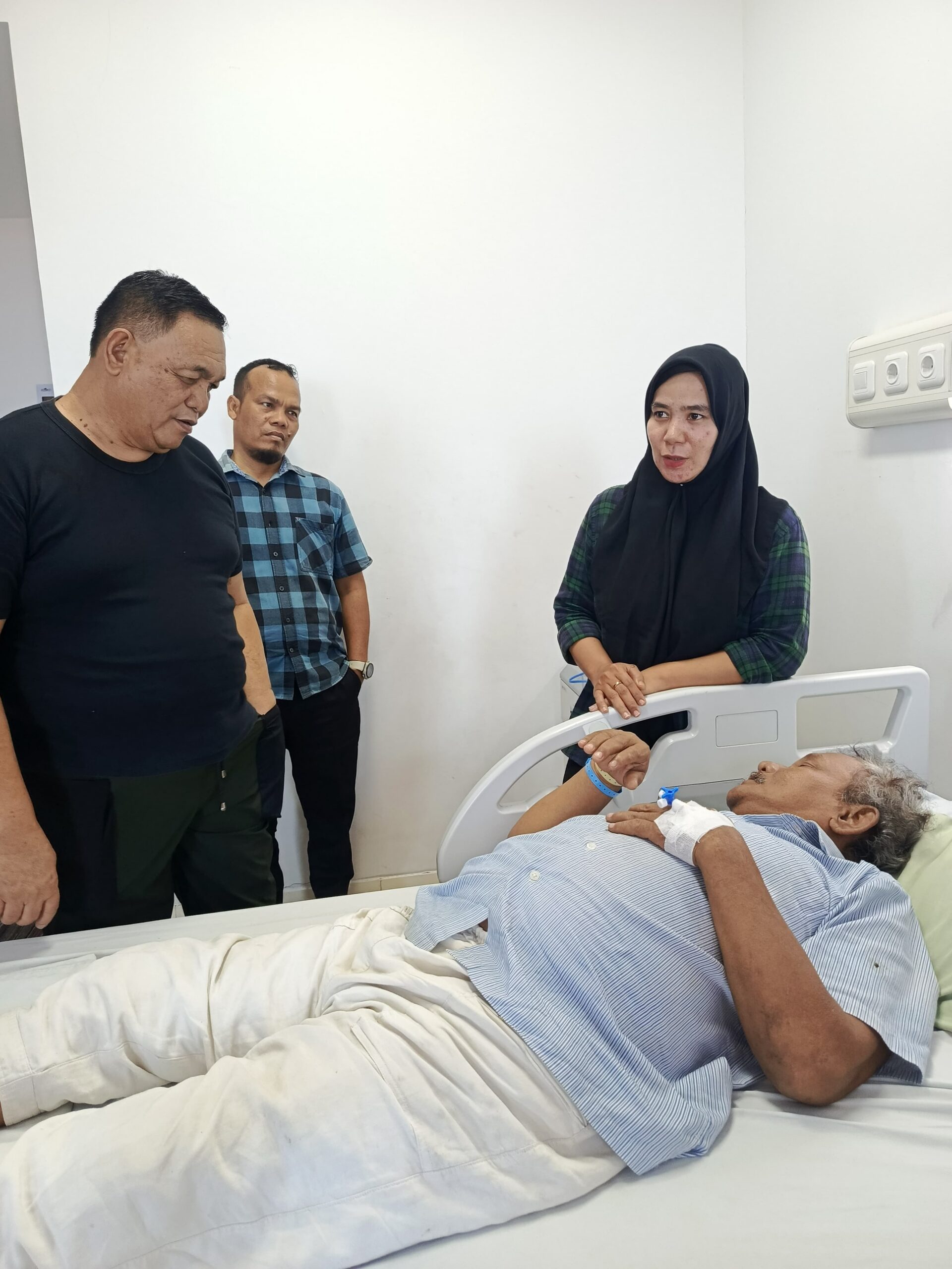 Dahnil Ginting Bantu Warga Sampali Operasi Katarak Di RS Haji Medan