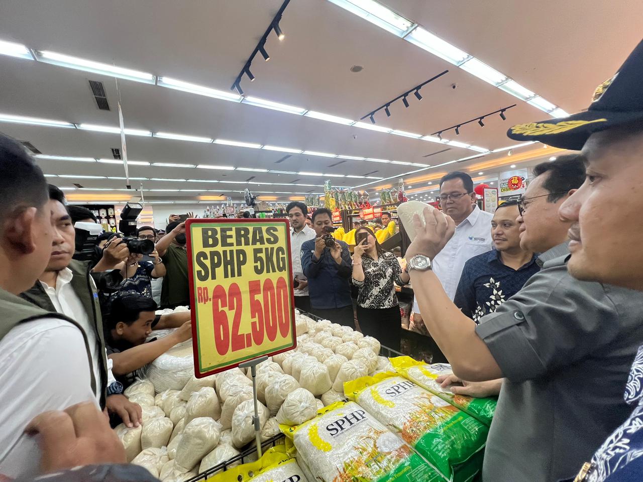 Bulog Sumut Dampingi Mendag RI Sidak Di Pasar Gambir Dan Ritel Modern