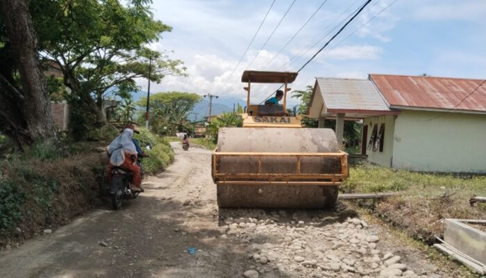 Jelang Lebaran, Pemkab Aceh Tenggara Perbaiki Jalan Berlubang