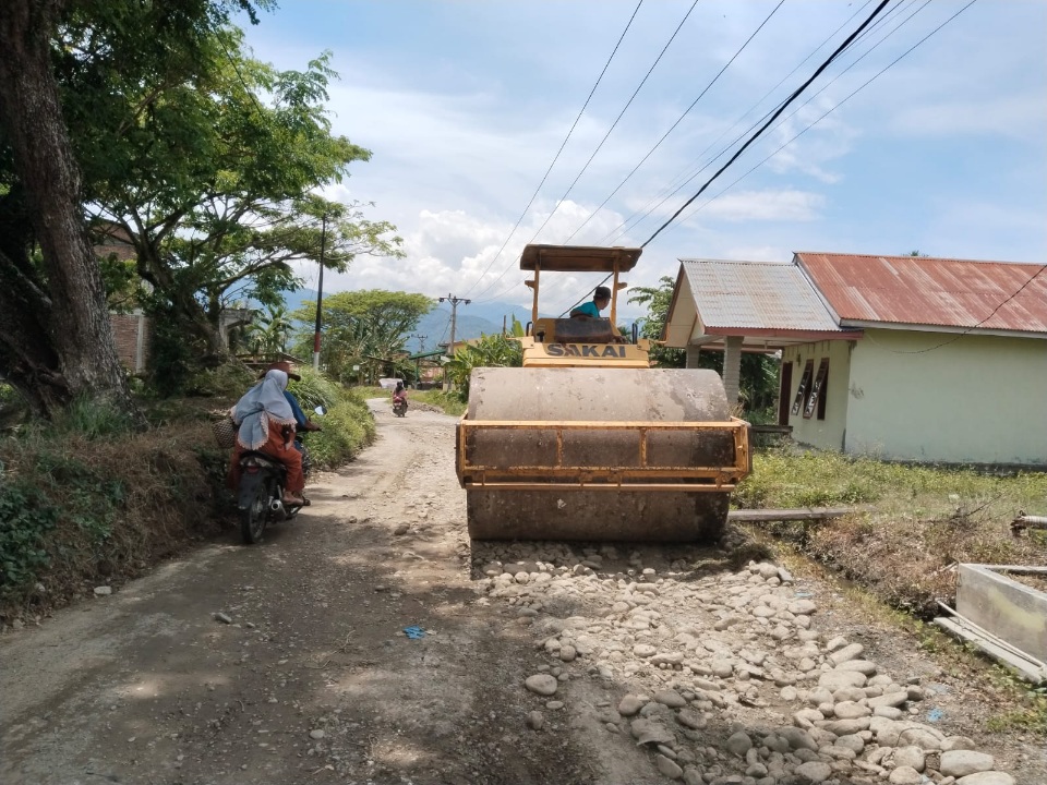 Jelang Lebaran, Pemkab Aceh Tenggara Perbaiki Jalan Berlubang