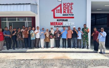 Staf Khusus Menteri Koperasi Kunjungi Koperasi Desa Merah Putih Kubah Sentang