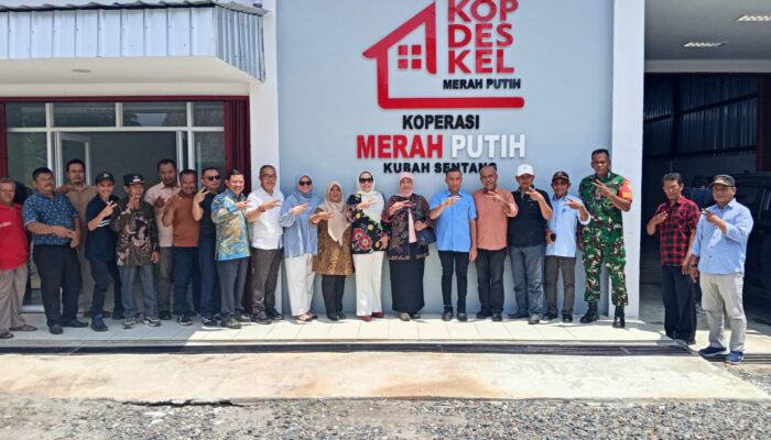 Staf Khusus Menteri Koperasi Kunjungi Koperasi Desa Merah Putih Kubah Sentang