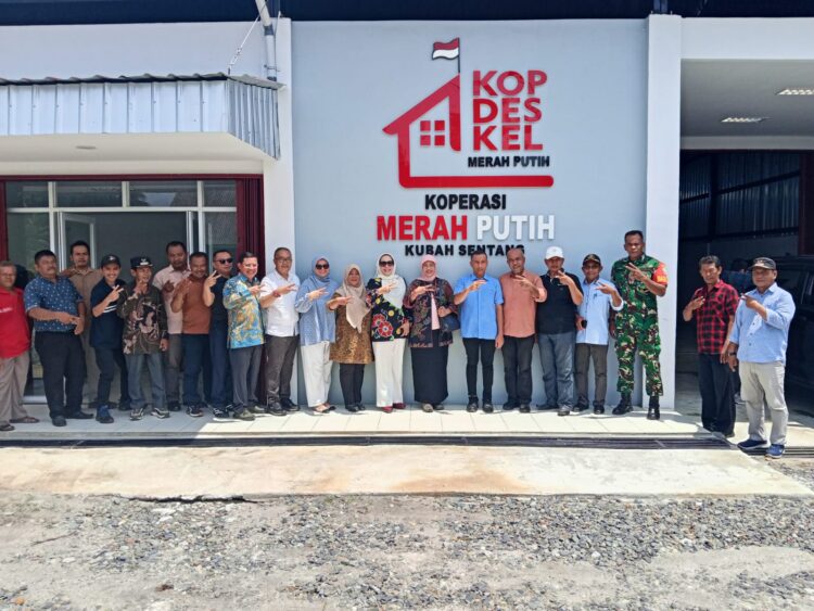 Staf Khusus Menteri Koperasi Kunjungi Koperasi Desa Merah Putih Kubah Sentang