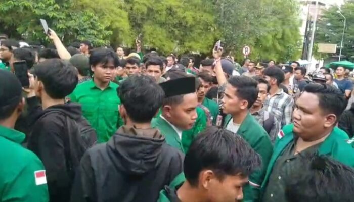 Aksi Mahasiswa Al Washliyah di Polrestabes Medan Memanas, Dua Orang Diamankan