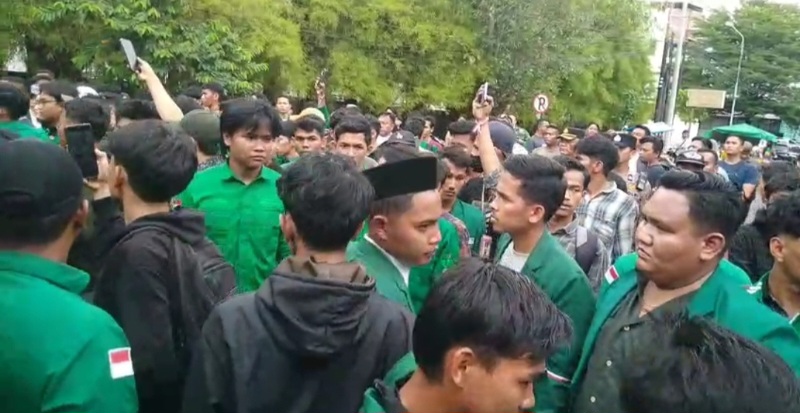 Aksi Mahasiswa Al Washliyah di Polrestabes Medan Memanas, Dua Orang Diamankan