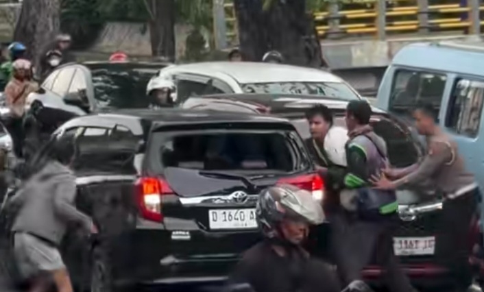 Mobil dengan Pelat Palsu Ugal-Ugalan Melawan Arah di Jakarta, Picu Amuk Massa
