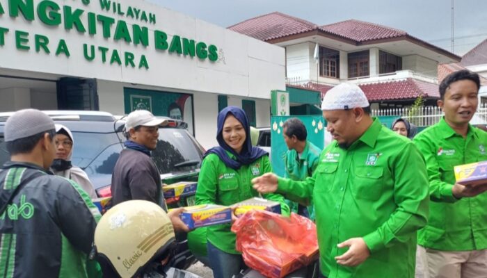 PKB Sumut Bagikan 200 Paket Takjil Untuk Pengemudi Ojol Selama Ramadan