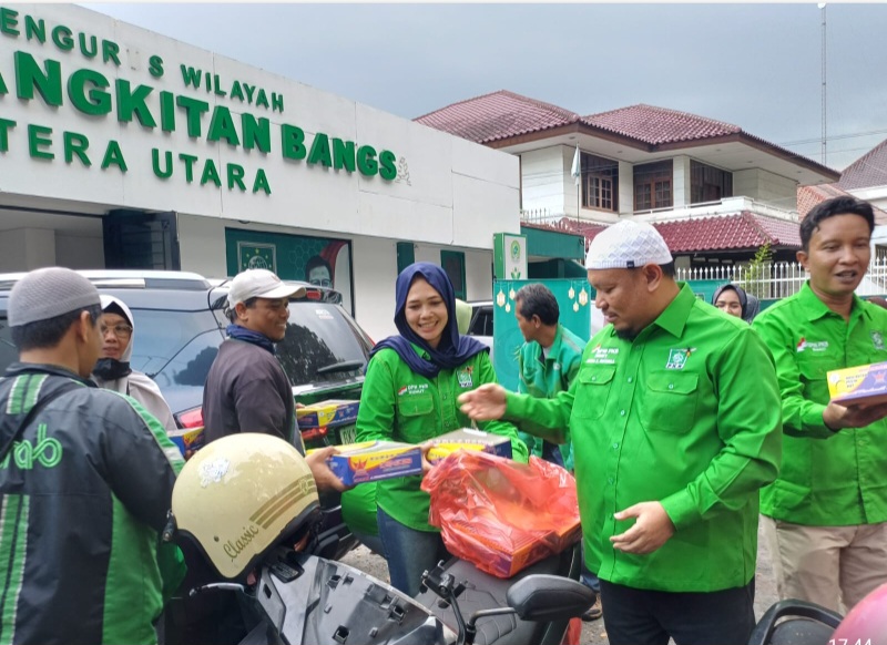 PKB Sumut Bagikan 200 Paket Takjil Untuk Pengemudi Ojol Selama Ramadan