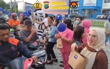 Kompak, Bhayangkari Simalungun Dan Istri Forkopimda Bagikan Takjil Di Jalan Asahan