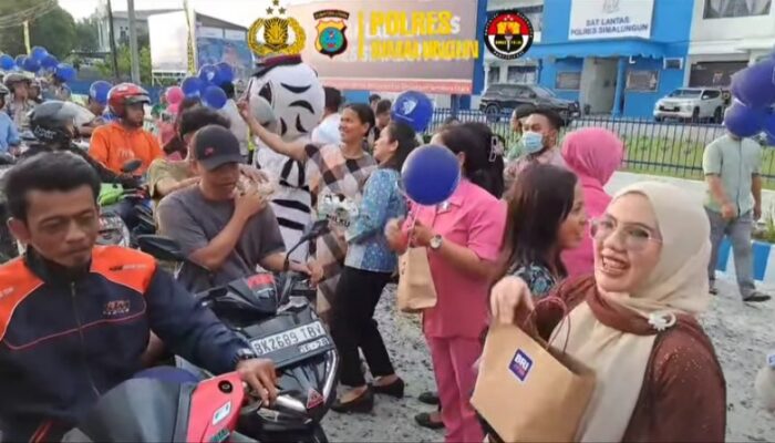 Kompak, Bhayangkari Simalungun Dan Istri Forkopimda Bagikan Takjil Di Jalan Asahan